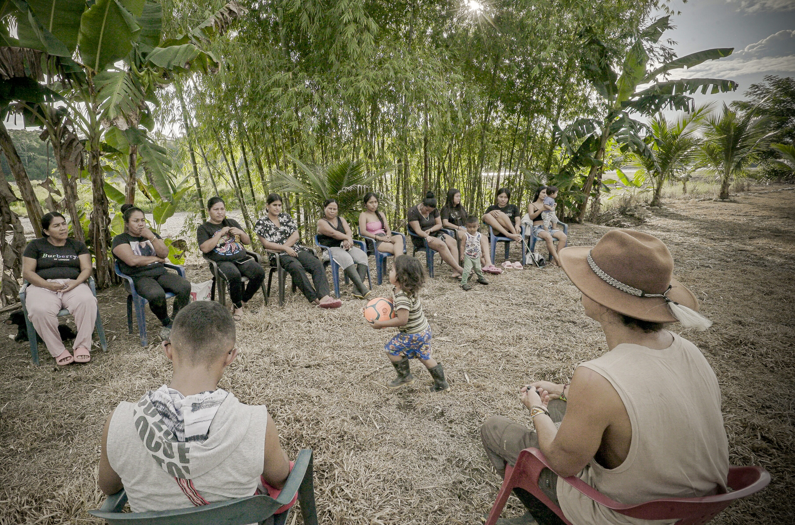 Community meeting in El Diviso